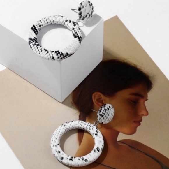 Jewelry - NWT 80s inspired snakeskin hoops